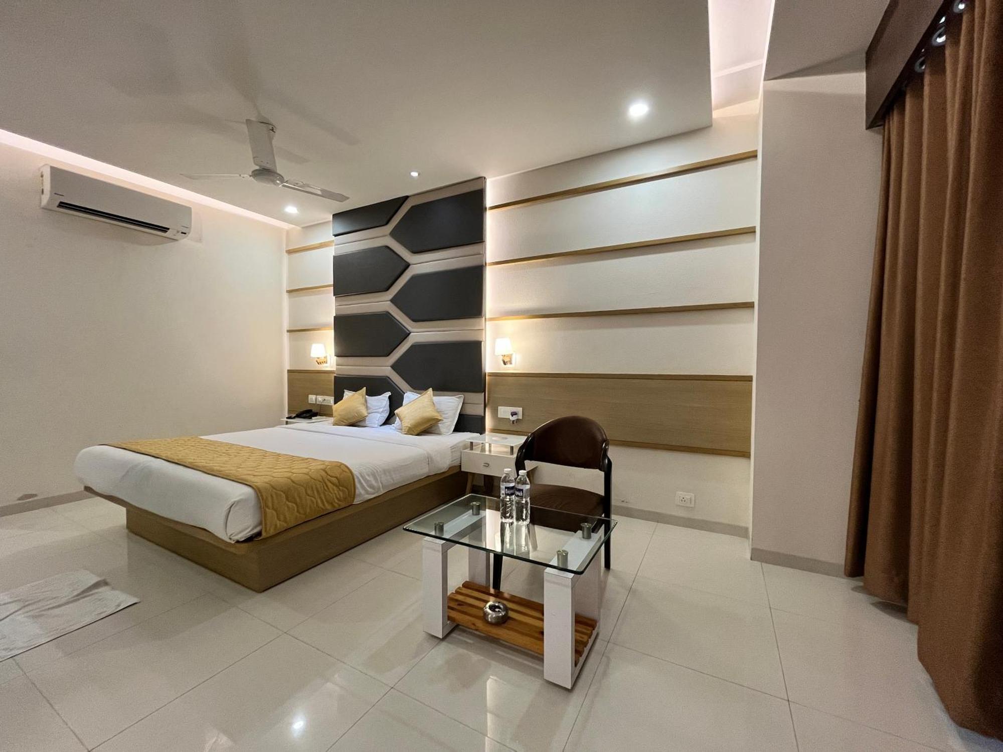 Hotel Grand Darshan Vadodara Extérieur photo
